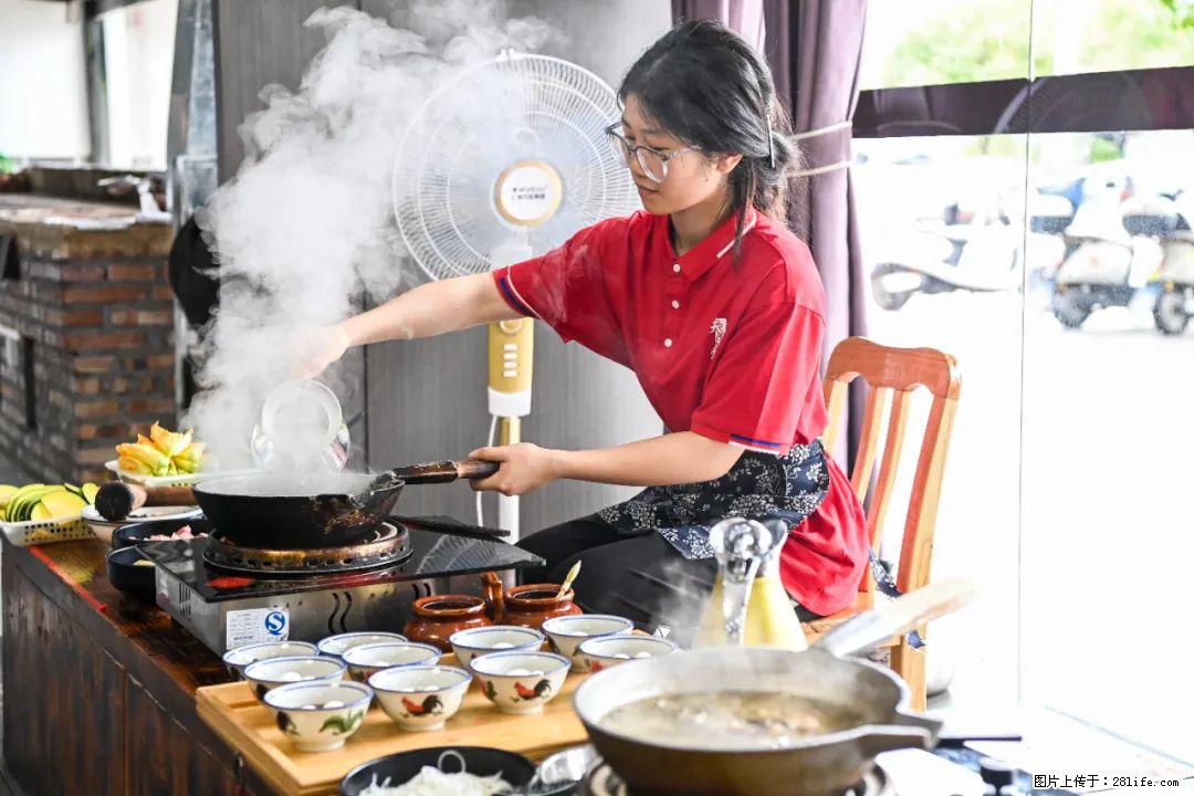 全网追的“扁担女孩”，找了一份暑假工，时薪12元 - 六安生活资讯 - 六安28生活网 la.28life.net